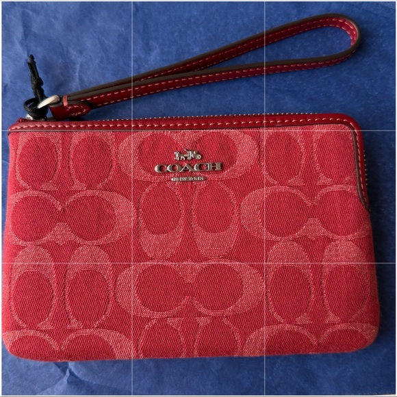 ❤️💘❤️ COACH CORNER ZIP WRISTLET IN SIGNATURE DENIM ❤️💘❤️ NWT ❤️💘❤️ - Picture 11 of 16